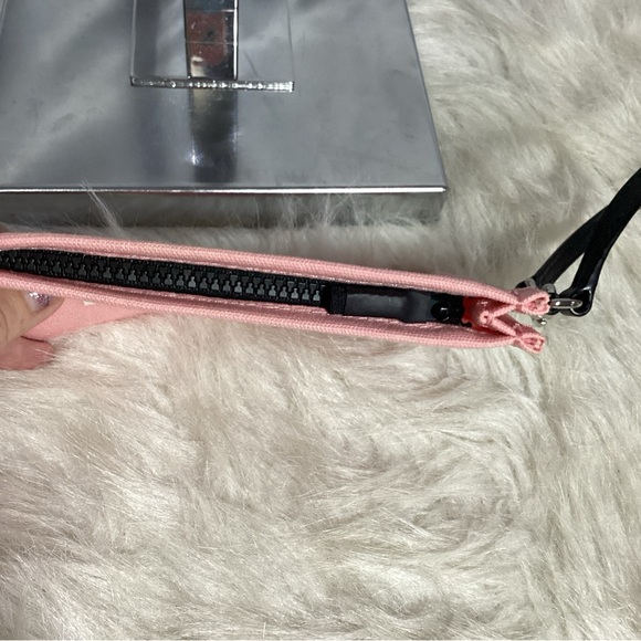 SOLD……..Marc Jacob’s x Peanuts Snoopy Pink Canvas Graphic Print Pouch Wristlet - Picture 7 of 12